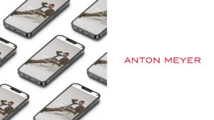 Anton Meyer Projektbanner – auf der linken Seite sind Mockups der mobilen Website des Anton Meyer Onlineshops auf Basis von Woocommerce zu sehen, auf der rechten Seite das Logo des Shops in rot auf weißem Hintergrund.